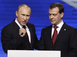 Putín (izq) habló de 'crear un Ejército y una Armada, un complejo militar-industrial'. AP  /