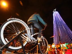 Feria Navidad Sustentable donde los paseantes pueden pedalear las 15 bicicletas colocadas alrededor del árbol navideño. EFE  /