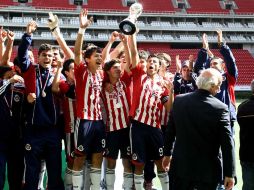 Los jugadores del Guadalajara, categoría Sub-17, festejan el título del Apertura 2011. MEXSPORT  /