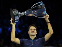 Roger Federer levanta el trofeo luego de coronarse en Londres. AFP  /