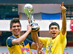 Los jugadores del América levantan el trofeo que los acredita como campeones de la categoría Sub-20. MEXSPORT  /