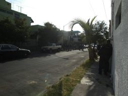 La víctima fue dejada en la jardinera, junto a un poste de alumbrado público.  /