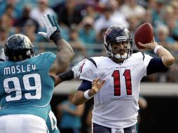 Matt Leinart (11) será revisado para ver si no queda fuera de la temporada. AP  /