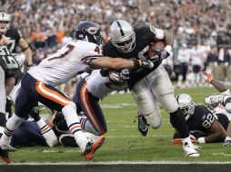 Michael Bush colaboró con una anotación terrestre para al victoria de Raiders. AP  /