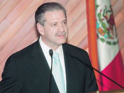 El nuevo director del ISSSTE, Sergio Hidalgo Monroy, durante una rueda de prensa. EL UNIVERSAL  /