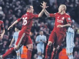 Charlie Adam celebra  con su compañero Martin Skrtel la anotación que le dio el empate con el líder general. REUTERS  /