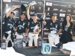 El equipo Jack Daniel’s, ganador del VI Abierto de Polo Tapatío, recibe el trofeo de campeón.  /