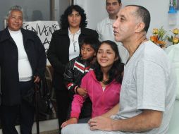 Erazo (d) fue hallado en la selva, luego que escapó de campamento donde las FARC dieron muerte a cuatro. NOTIMEX  /