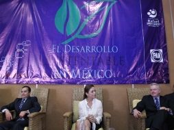 El debate inició con la participación de Josefina Vázquez Mota, a quien se le cuestionó sobre sus aspiraciones presidenciales.  /