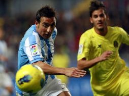 El centrocampista del Málaga Santi Cazorla (I) lucha por el balón ante el defensa del Villarreal Joan Oriol. EFE  /