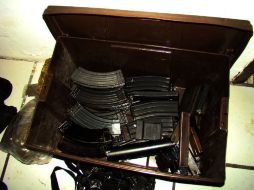 Entre las armamento localizado, se encuentran cuatro fusiles, cargadores para AK-47, balas y escudos de la PGJ. ESPECIAL  /