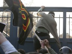 Decenas de estudiantes iraníes irrumpieron este martes en la embajada británica en Teherán, rompieron ventanas y quemaron la bandera.  /