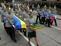 Las honras fúnebres tuvieron lugar en la catedral bogotana y acudieron gran número de policiales y militares. EFE  /