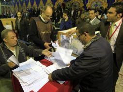 Oficiales electorales realizan el conteo de votos en una casilla en El Cairo. AFP  /