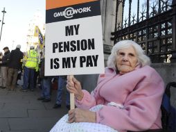 Una anciana protesta contra los recortes en las pensiones frente al parlamento británico en Londres. EFE  /