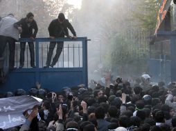 Estudiantes de universidades iraníes asaltaron la embajada británica en Teherán. NOTIMEX  /