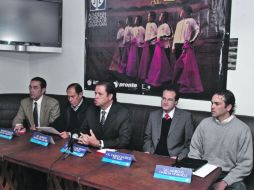 Momento en que presentan a Miguel Ángel Martínez “El Zapopan” (primero de izquierda a derecha) como nuevo director de la academia.  /