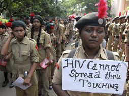 Cadetes de la India participan en un acto con un cartel se lee ''El VIH no puede transmitirse a través del tacto''. EFE  /