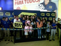 Una treintena de clientes entusiasmados hizo fila para la inauguración de la tienda.  /