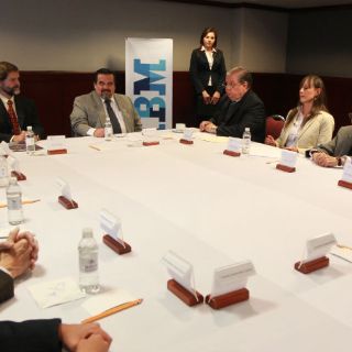 IBM dona equipo de computo a Biblioteca Pública