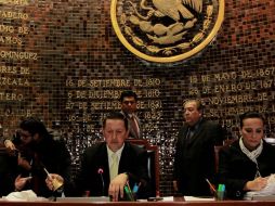 Los legisladores avalaron la iniciativa firmada por el presidente de la Mesa Directiva, Salvador Barajas del Toro (c).  /