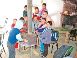 Niños buscan calentarse en una escuela de La Rosilla, Durango, donde esta semana se han registrado menos 18 grados. EL UNIVERSAL  /