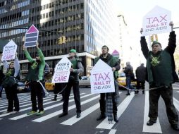 Personas bloquean una calle de Broadway, con motivo del Día Mundial de la Lucha contra el SIDA. EFE  /