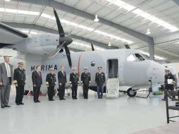 El secretario de Marina, Mariano Francisco Saynez (cuarto de izquierda a derecha), recibe el avión Casa CN-235. NTX  /