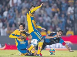 La zaga de Tigres anuló al goleador y capitán de Gallos Blancos, Carlos Bueno, quien no pudo gritar gol. AFP  /
