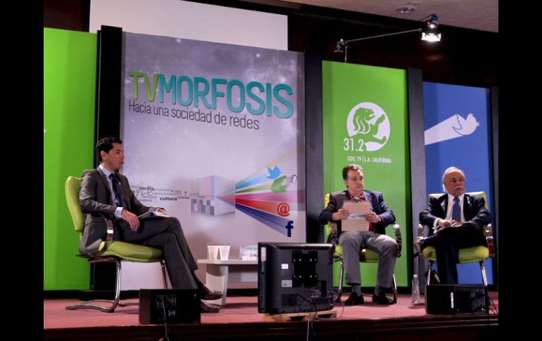 En la foto, Ricardo Salazar, Roberto Aparici y Guillermo Orozco durante la realización del foro.  /