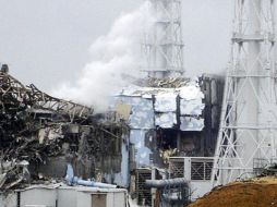 Desde el inicio del accidente los operarios trabajan día y noche para tratar de llevar los maltrechos reactores. AP  /