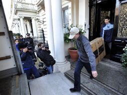 Los diplomáticos cargaron sus pertenencias en vehículos aparcados frente a la embajada iraní en Londres. EFE  /