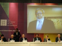 Autoridades de la Universidad de Guadalajara, la FIL y periodistas rinden homenaje a Granados Chapa en el marco de la feria.  /