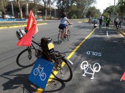 Estudiantes del ITESO se encargaron de crear la ciclovía de manera simbólica.  /