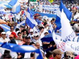 Manifestantes agitaban banderas de Nicaragua y portaban mantas con leyendas que denunciaban un fraude electoral. EFE  /