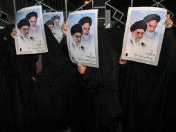 Algunos rivales de línea dura del presidente Mahmoud Ahmadinejad elogiaron el asedio a la embajada. AP  /