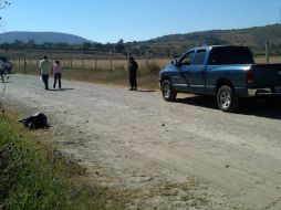 Vestía botas negras, pantalón blanco y playera negra  /