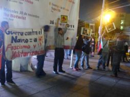 Afuera de la feria también se instaló un grupo de jóvenes protestantes.  /