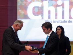 Luciano Cruz-Coke (derecha), fue el encargado de recibir el encargo de organizar la Feria Internacional del Libro en 2012. EFE  /