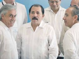 Calderón (der.) presume que la nueva estrategia comercial con Centroamérica impulsará la competitividad de las economías. EFE  /