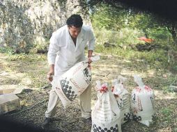 Imagen facilitada por el diputado Salvador Caro, donde presuntamente personal de Salud coloca en costales los alimentos para su venta.  /