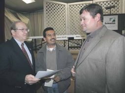 Jesse Hernández (centro), del Hispanic Employment Labor Pool, durante una reunión entre oficiales del Gobierno y agricultores. AP  /