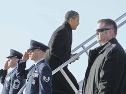 El presidente estadounidense aborda el Air Force One, en el Aeropuerto Internacional de Kansas. AP  /