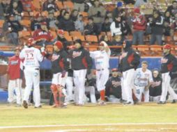 En la séptima entrada las Águilas quebraron un empate 7-7 con un ramillete de tres anotaciones. ESPECIAL  /