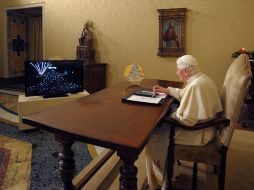Benedicto XVI encendiendo desde su despacho en el Vaticano, el mayor árbol de Navidad del mundo. EFE  /
