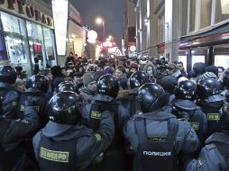 Decenas de policías antidisturbios se enfrentan a los participantes en un acto de protesta contra el fraude en las elecciones. EFE  /