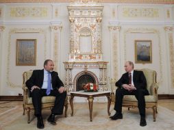 El primer ministro ruso Vladimir Putin  (I) habla con el visitante ministro del Exterior israelí, Avigdor Lieberman. AFP  /