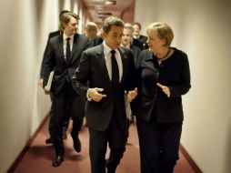 El presidente Nicolás Sarkozy y Ángela Merkel se reunirán el viernes en Bruselas para analizar el nuevo tratado europeo.  /