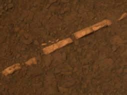 Fotografía cedida en donde se aprecia una veta de sedimentos minerales detectados por el robot Opportunity. EFE  /