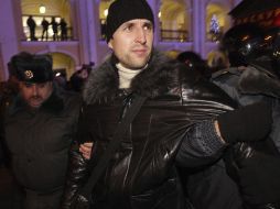 Unos policías antidisturbios arrestan a un hombre durante un acto de protesta contra el fraude. EFE  /
